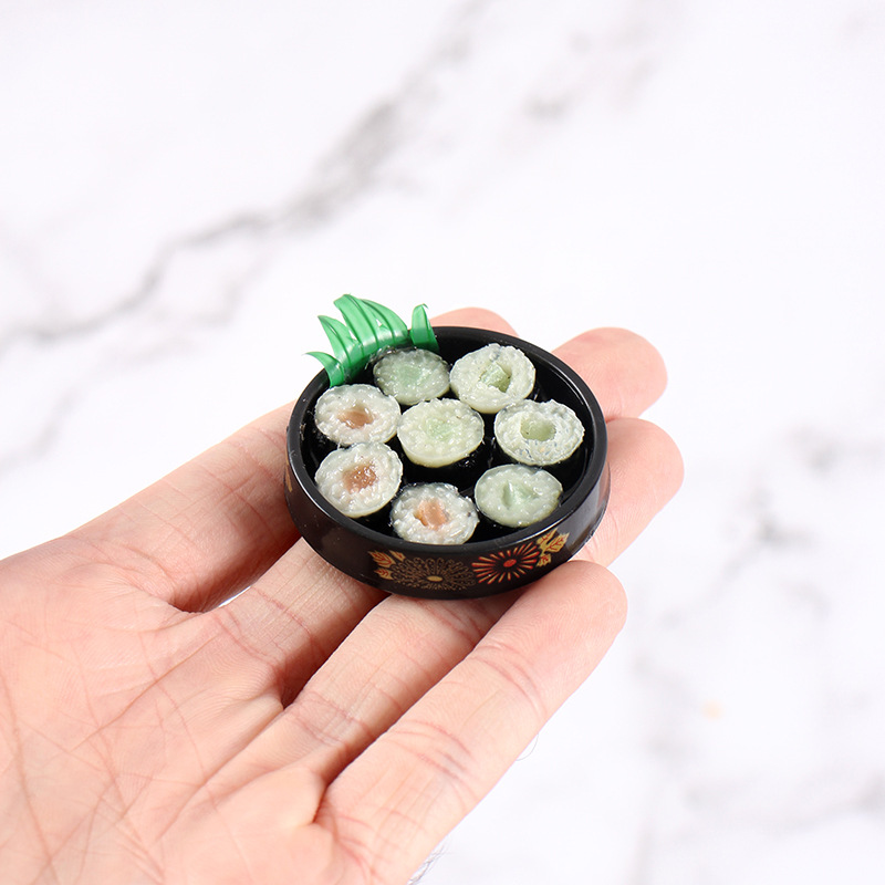 Kitchen Gadgets Gold - Miniaturowe złote wzory na talerzu sushi,